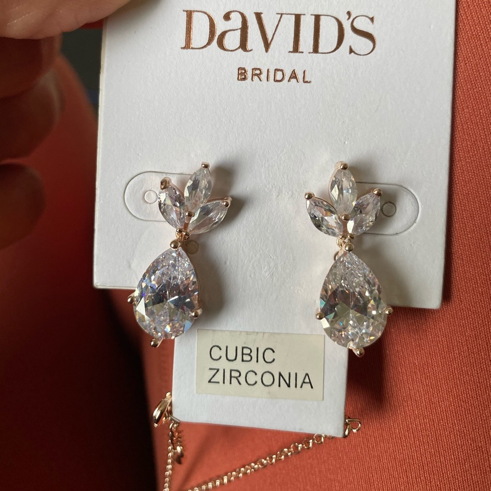 Tear drop rose gold earrings and necklace